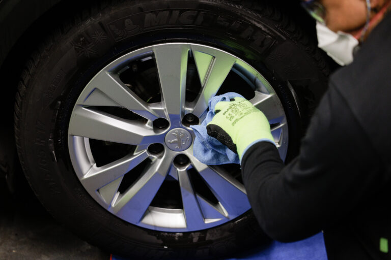 Comment nettoyer les pneus de sa voiture ?