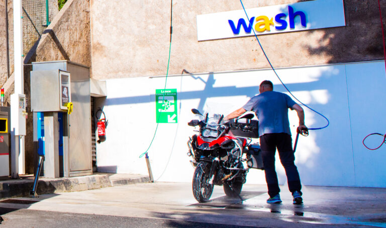 Nettoyage moto : conseils et techniques en centre de lavage